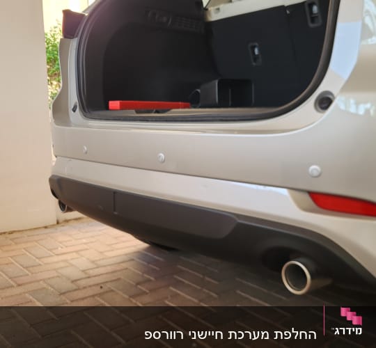 חיישני רוורס מותקנים על פגוש אחורי של רכב